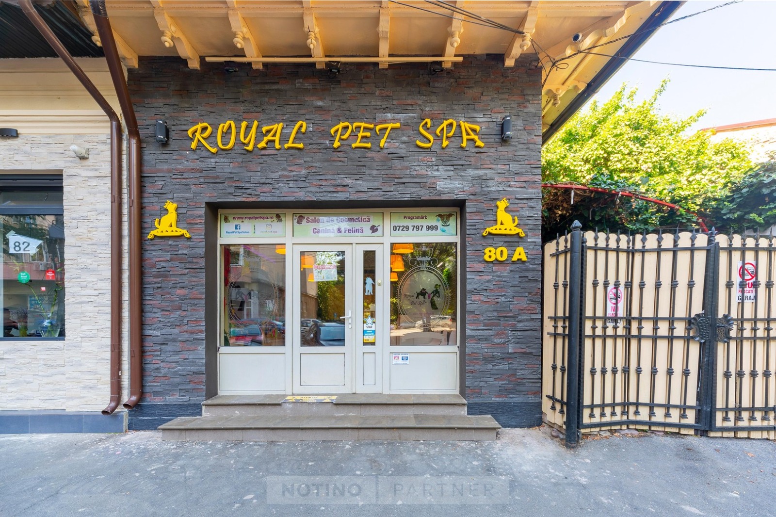 Intrarea în salonul Royal Pet Spa, cu firma și numărul 80A