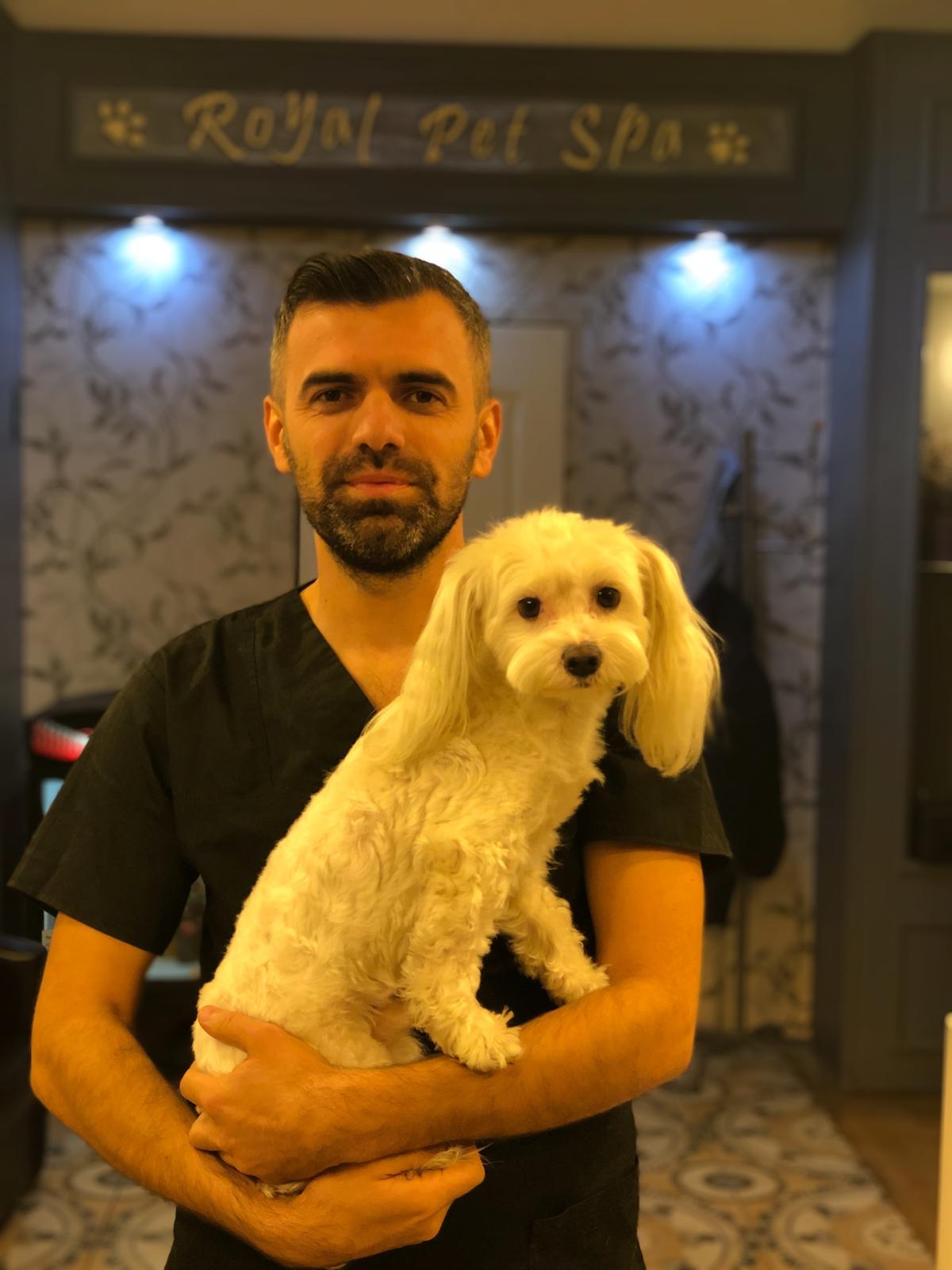 Echipa Royal Pet Spa alături de un cățel în salon